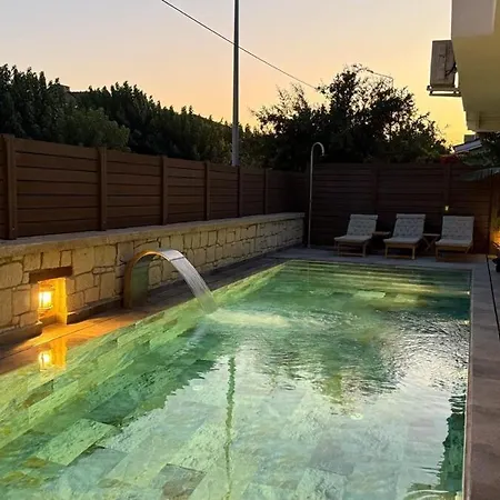 Stylish & Cosy With Private Pool *